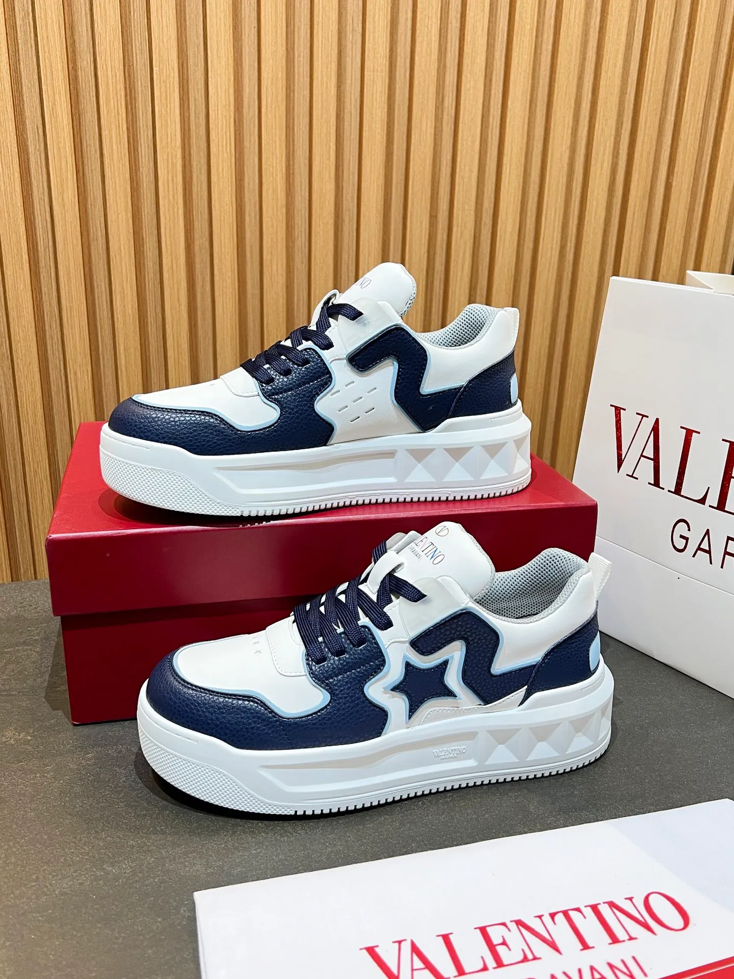 👟👟Ex-factory price 660👟👟 𝑽𝒂𝒍𝒆𝒏𝒕𝒊𝒏𝒐Valentino 𝑶𝒏𝒆𝑺𝒕𝒖𝒅 Couple casual sports shoes series Valentino 2024 new couple sports shoes are on sale. The original ZP was purchased and dismantled. Repeated pattern making and modification. I tried my best to restore it one to one! Top luxury masterpiece Signature five-pointed star design Soft and comfortable genuine leather with contrasting colors brings excellent and elegant texture and excellent on-foot comfort Top purchasing version upper: imported calfskin surface/original oil edge craftsmanship Outsole: original development 𝐓𝐏𝐔 two-color combination outsole Packaging: original configuration complete package Code number: 34-𝟒𝟓